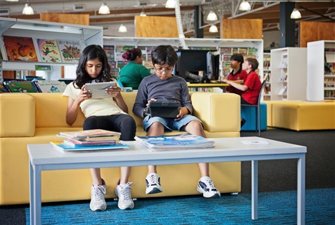 Kids reading at Te Takeretanga o Kura-hau-pō.