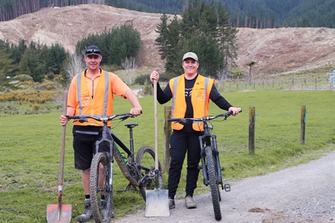 Rob-Farmer-President-and-Rowan-Duff-Treasurer-of-Levin-Mountain-Bike-Club-1_1.jpg