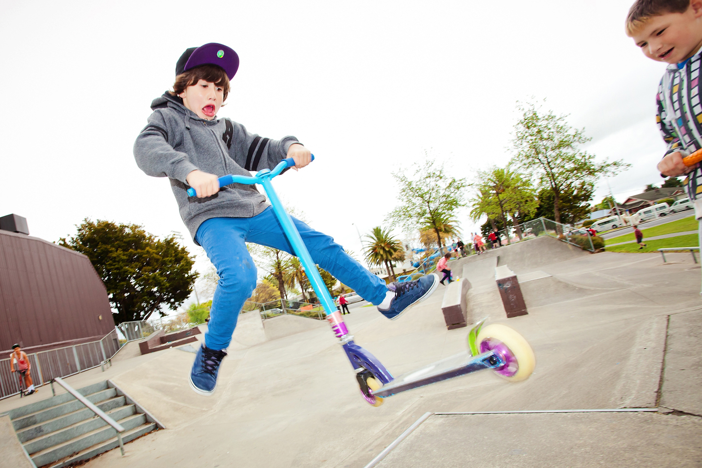 Самокат для 6 лет какой. Самокат трюковой детский Skate. Трюковой самокат триад парк модель 2022 года. Ребенок на самокате. Трюки на самокате.