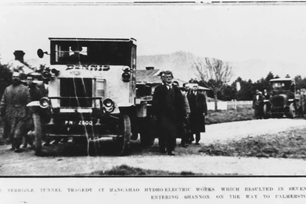 MWT-Tunnel-Tragedy-procession-escorting-lorries-with-coffins-into-Shannon-1922-original.jpg