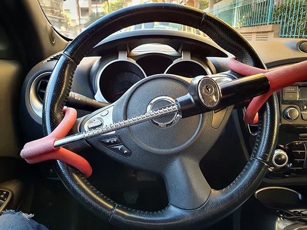 Bernie-on-the-Beat-Vehicle-Safety-Car-Steering-lock.jpg